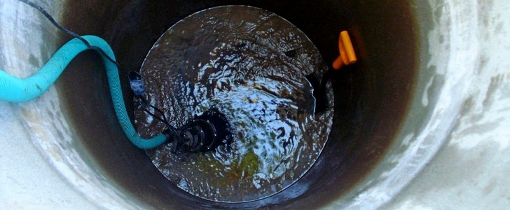 откачать воду из колодца, откачка воды из колодца, выкачать воду из колодца, чем откачивать воду из колодца, чем откачать воду из колодца, чем выкачать воду из колодца